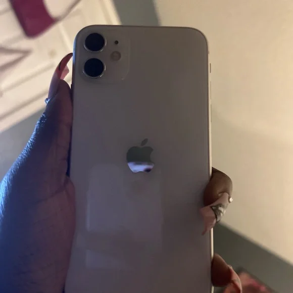 iPhone 11 in good condition!! Cell Phones & Accessories